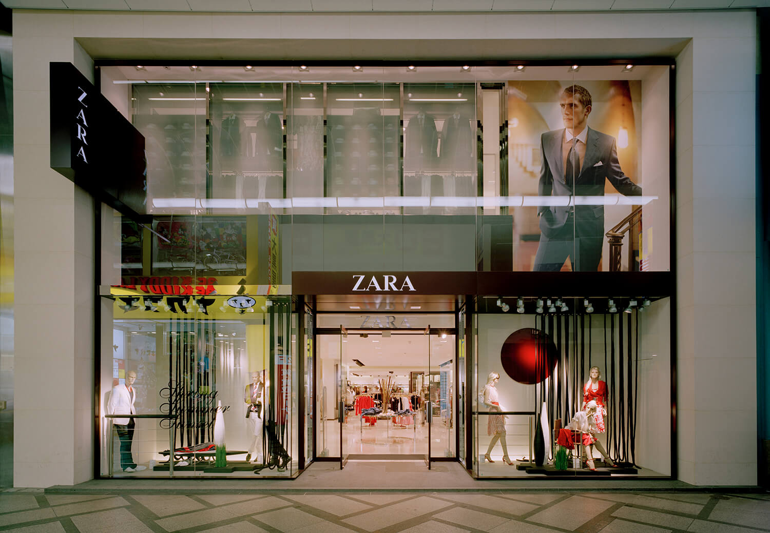 JP) ZARA 心斎橋筋店 | 株式会社キー・オペ 